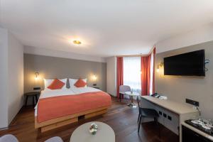 سرير أو أسرّة في غرفة في Hotel Alex Business & SPA