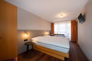 سرير أو أسرّة في غرفة في Hotel Alex Business & SPA