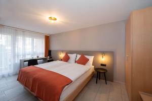 سرير أو أسرّة في غرفة في Hotel Alex Business & SPA