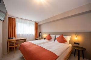 سرير أو أسرّة في غرفة في Hotel Alex Business & SPA