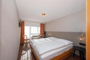 سرير أو أسرّة في غرفة في Hotel Alex Business & SPA
