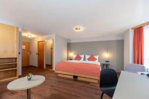 سرير أو أسرّة في غرفة في Hotel Alex Business & SPA