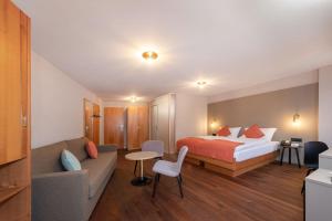 سرير أو أسرّة في غرفة في Hotel Alex Business & SPA