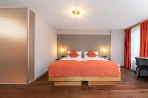 سرير أو أسرّة في غرفة في Hotel Alex Business & SPA