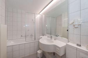 حمام في Hotel Alex Business & SPA