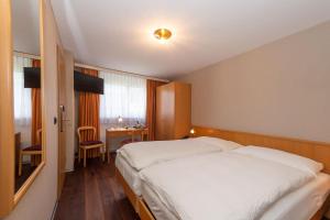 سرير أو أسرّة في غرفة في Hotel Alex Business & SPA