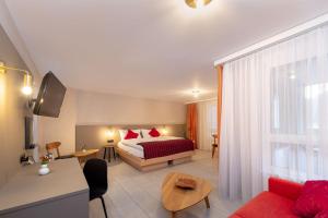 سرير أو أسرّة في غرفة في Hotel Alex Business & SPA