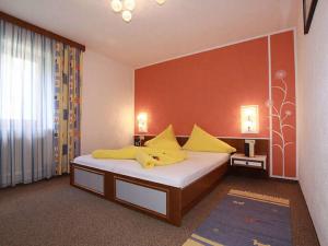 カップルにあるApartment Miramonte - KPL280 by Interhomeのベッドルーム1室(黄色い枕のベッド1台付)