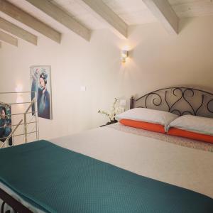 um quarto com uma cama grande num quarto em Loft La Casa di Stefania em Pollutri
