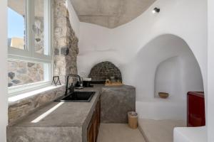 una cucina con un lavandino e una finestra di Geminos Complex Villas a Kamari Altre 37 foto