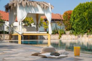 Bazén v ubytovaní Elefteria Apts & Suites alebo v jeho blízkosti