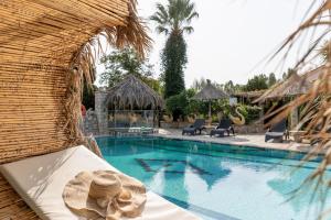 Bazén v ubytovaní Elefteria Apts & Suites alebo v jeho blízkosti