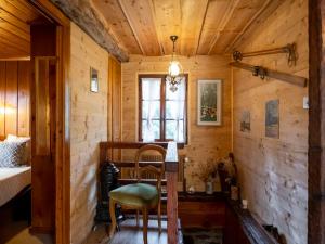 Zimmer mit einem Bett, einem Tisch und einem Stuhl in der Unterkunft Chalet La Pive by Interhome in Verbier