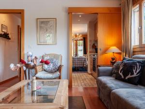 un soggiorno con divano e tavolo di Apartment Les Chouettes 4 by Interhome a Nendaz