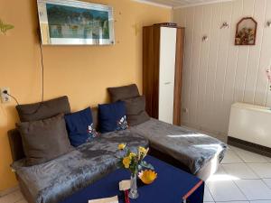 - un salon avec un lit et un canapé dans l'établissement Apartment Old Hüsung - MUZ326 by Interhome, à Mirow