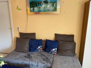 - une chambre avec un lit et des oreillers bleus dans l'établissement Apartment Old Hüsung - MUZ326 by Interhome, à Mirow