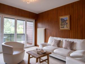 Posezení v ubytování Apartment Les Girolles A59 by Interhome + 15 fotografií