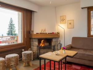 sala de estar con sofá y chimenea en Apartment Atlantic 112 by Interhome, en Verbier