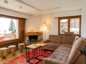 ein Wohnzimmer mit einem Sofa und einem Kamin in der Unterkunft Apartment Atlantic 112 by Interhome in Verbier