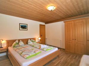 ein Schlafzimmer mit einem Bett und einer Holzdecke in der Unterkunft Holiday Home Hauser by Interhome in Mayrhofen