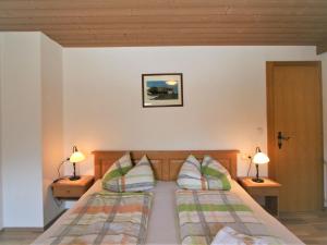 ein Schlafzimmer mit einem Bett mit zwei Lampen an zwei Tischen in der Unterkunft Holiday Home Hauser by Interhome in Mayrhofen