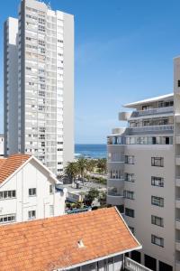 uma vista para o oceano a partir da varanda de um edifício em The Flamingo Private Apartments by Perch Stays em Cidade do Cabo