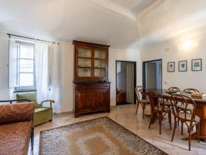 sala de estar con mesa y comedor en Apartment Canneto-1 by Interhome, en Stellanello