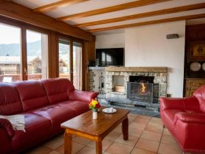 - un salon avec un canapé rouge et une cheminée dans l'établissement Apartment Pierreval 18 by Interhome, à Verbier