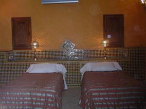 Rúm í herbergi á Hotel Kasbah Azalay