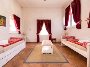 Sala de estar con 2 sofás y mesa en Apartment Winery Villa Vitas Dépendance - App-2 by Interhome en Strassoldo