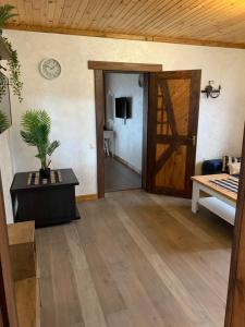 een kamer met een houten deur en een houten vloer bij RELAX COMPLEX HOTEL in Boryspilʼ