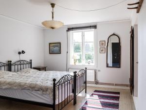 菲利普斯塔德的住宿－Chalet Långban by Interhome，一间卧室设有一张床、一个窗口和一面镜子