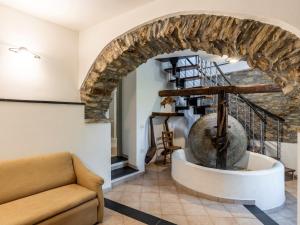 StellanelloにあるApartment Frantoio by Interhomeのリビングルーム(大きな螺旋階段、石壁付)
