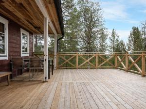 una terraza de madera con mesa y sillas en una casa en Chalet Lofsdalen Lavskrikan by Interhome, en Lofsdalen