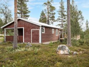 una pequeña cabaña en el bosque con árboles en Chalet Lofsdalen Lavskrikan by Interhome, en Lofsdalen