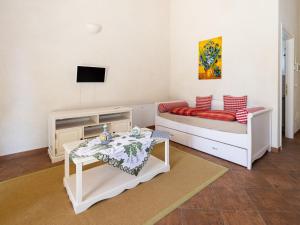 sala de estar con sofá y mesa en Apartment Winery Villa Vitas Dépendance - App-1 by Interhome, en Strassoldo