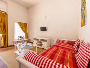 - un salon avec un lit et un canapé dans l'établissement Apartment Winery Villa Vitas Dépendance - App-1 by Interhome, à Strassoldo