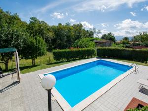 uma imagem de uma piscina num quintal em Holiday Home Michael e Patrick by Interhome em Magnano