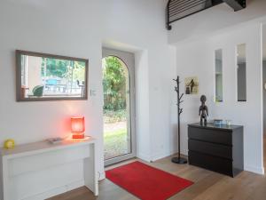 ein Wohnzimmer mit einem roten Teppich und einem Fenster in der Unterkunft Villa La Boissière - MLX200 by Interhome in Morlaix