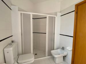 Kúpeľňa v ubytovaní Apartment Montaleo 1 by Interhome