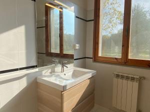 Kúpeľňa v ubytovaní Apartment Montaleo 1 by Interhome