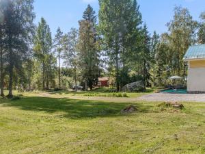 - une vue sur une cour avec un bâtiment et des arbres dans l'établissement Holiday Home Bolhyttan - VMD230 by Interhome, à Filipstad