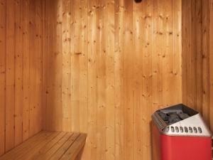 eine Sauna mit einem Mülleimer in der Unterkunft Chalet Korpstigen Renen - DAN074 by Interhome in Sälen