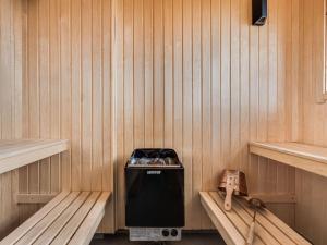 una sauna con un cubo de basura en el medio en Chalet Lofsdalen Furan by Interhome en Lofsdalen