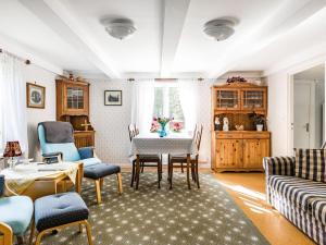 ein Wohnzimmer mit einem Tisch und Stühlen in der Unterkunft Holiday Home Bredasjö by Interhome in Gnitteryd