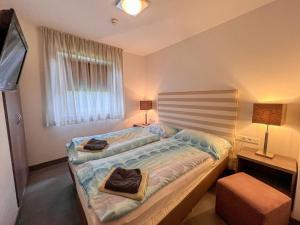 カプルーンにあるApartment Mountain Resort-Kaprun by Interhomeの小さなベッドルーム(ベッド1台、テレビ付)