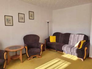 シュクラルスカ・ポレンバにあるApartment Ewa by Interhomeのリビングルーム(ソファ、椅子2脚、テーブル付)