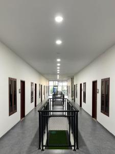 um corredor de um edifício com em Dawala Hotel em Sudiang