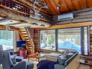 ein Wohnzimmer mit einem Sofa und Stühlen in einer Hütte in der Unterkunft Holiday Home Hallan kelo by Interhome in Ruka + 13 Fotos