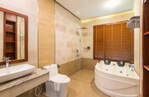 een badkamer met een bad, een toilet en een wastafel bij Phi Phi Mountain Beach Resort SHA Certified in Phi Phi Don +20 foto's